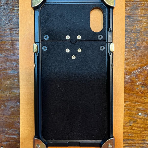 LOUIS VUITTON EYE TRUNK MONOGRAM REVERSE W/ STRAP IPHONE X/XS. - Picture 4 of 16